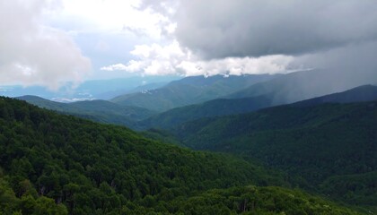 Obraz premium Panoramic aerial view showcasing the lush Smoky Mountains under stormy skies