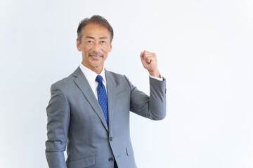 ガッツポーズをするシニアビジネスマン