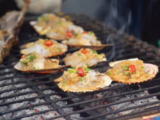 中国の屋台で焼いている貝のおつまみ