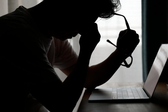 パソコン作業で目が疲れた男性