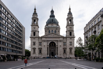 Obraz premium Budapest, Hungary – Architectural detail of St. Stephen’s Basilica, showcasing its neoclassical façade, ornate columns, sculpted tympanum, and twin bell towers. A symbol of faith and grandeur.