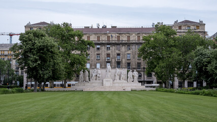 Obraz premium Budapest, Hungary – View of Kossuth Lajos Square in the Lipótváros district, a civic plaza framed by the Hungarian Parliament Building, memorials, and historic government architecture.