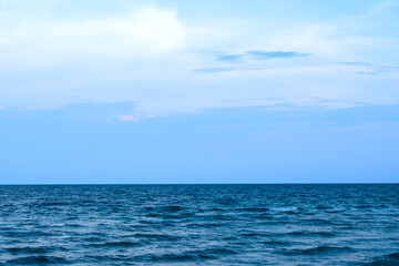 Obraz premium Nature of the ocean and blue sky Summer with sunshine, sandy beaches, clear blue waters sparkling against the blue sky. on an island with good ecology and environment Background for summer vacation