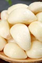 Fresh Peeled Garlic Cloves from Shandong Henan China in Wooden Bowl for Cooking
