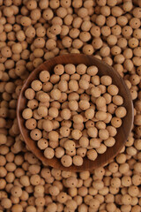 The original materials for making wooden bead bracelets, the polished wooden balls with phoenix eye patterns and the holes for threading, natural materials and craftsmanship