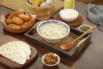 Mung Bean Porridge Summer Heat Relief Traditional Northeast Asian Meal with Steamed Buns and Wooden Serving Tray