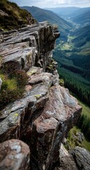 Obraz premium Rocky cliff edge overlooking vast valley