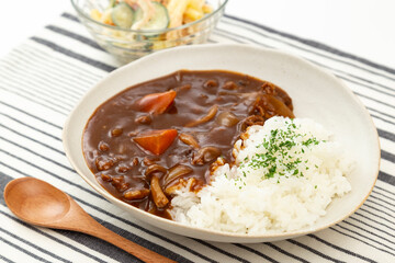 ハヤシライスとマカロニサラダ