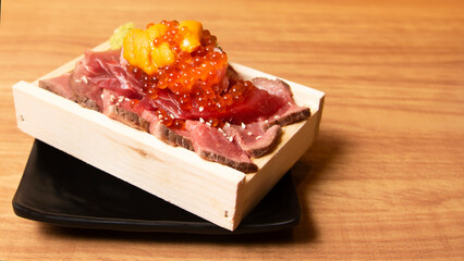 海鮮刺身とローストビーフの盛合わせ（うに、いくら、鮪の赤身、中トロ、ローストビーフ）