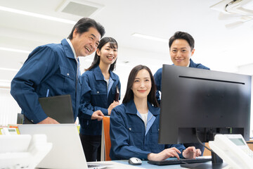 オフィスで仕事をする作業服のエンジニア