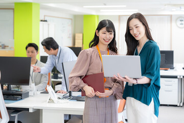 オフィスで仕事をする男女のエンジニア