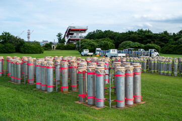 打ち上げ花火の筒　準備　花火大会　花火師
