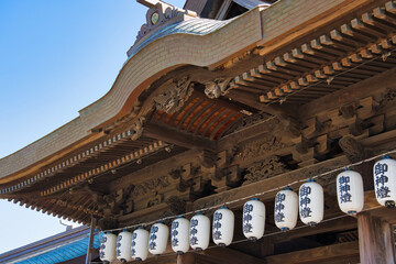 お祭りの提灯の下がった、神社の神門