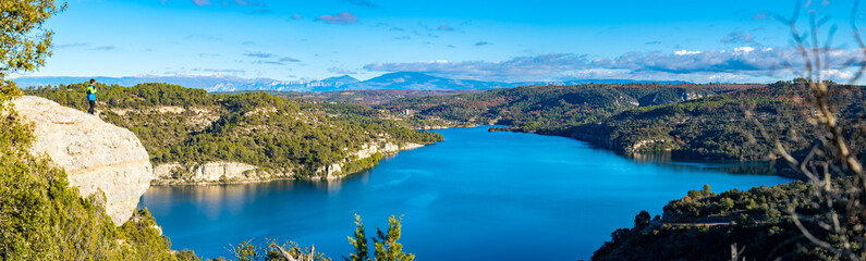 Fototapeta premium Crique émeraude du Lac d’Esparron, Emerald Cove of Lake Esparron, Vue aérienne d’une crique du lac d’Esparron révélant des contrastes entre eau turquoise et falaises calcaires. Port