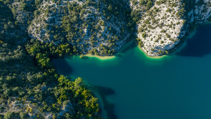 Crique émeraude du Lac d’Esparron, Emerald Cove of Lake Esparron, Vue aérienne d’une crique du lac d’Esparron révélant des contrastes entre eau turquoise et falaises calcaires. Port