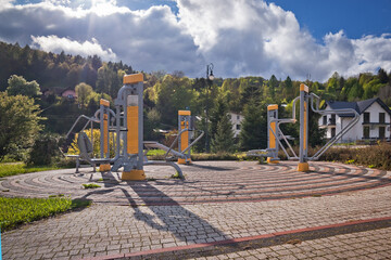 Piękny, wiosenny dzień w Muszynie.  Park Zdrojowy Baszta nad potokiem Szczawnik