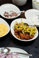 Tapas mit Peperoni und getrockneten Tomaten