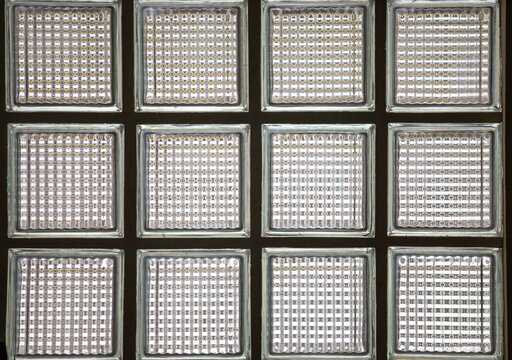 Pattern of glass blocks used to make walls to allow light to pass through. Used for home decoration and construction.