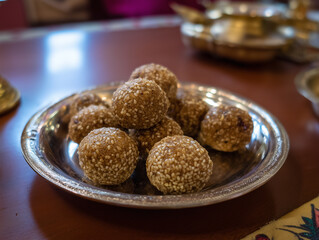 Indian food, delicious，Sweet and delicious sesame balls: the charm of traditional Indian dessert, served on the table of Indian royalty, on a silver plate