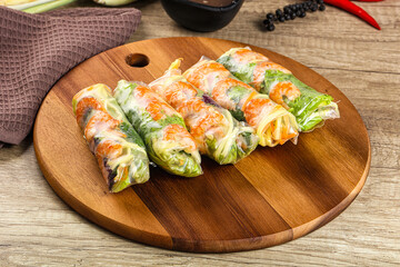 Vietnamese spring roll with prawn and mango