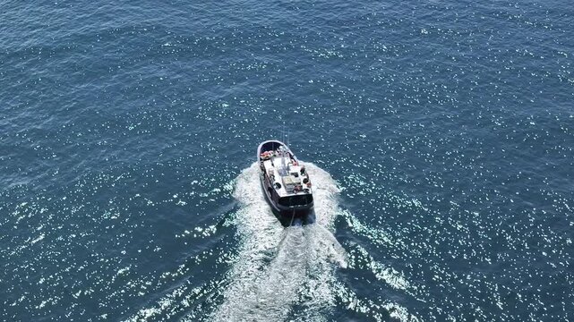 Barco de pesca en la Costa Gallega a vista de drone