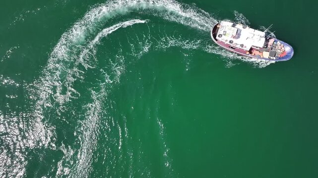 Barco de pesca en la Costa Gallega a vista de drone