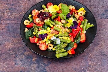Mixed salad with green asparagus, strawberries.