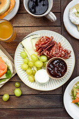 brunch sur table brioche perdues toast, muffins, pancakes, fruits charcuteries, jus de fruit et café
