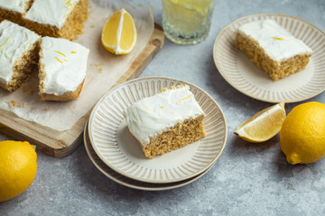 gâteau moelleux healthy fait maison au skyr et au citron avec un glaçage léger