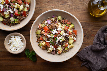 salade fraiche automne lentilles, tomates, concombre, herbes fraiches, fromage feta et vinaigrette