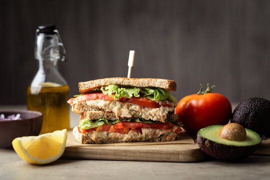 sanwdwich toast tunacado fait maison thon avocat citron tomates salade pain grill&eacute;