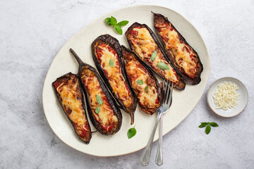 aubergines grillées façon pizza au fromage et basilic