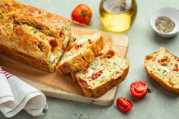 cake salé aux tomates séchées, feta et herbes de Provence fait maison
