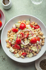 salade fraiche végétarienne pois chiches, concombre, tomates, oignons