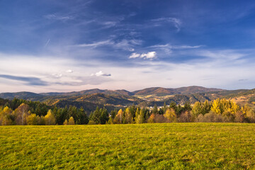 Na Wesołowce w Muszynie w piękny, jesienny dzień. Widok na północ w stronę centrum Muszyny © rogozinski