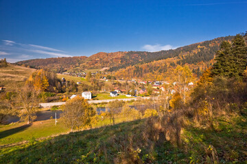 Ul. Leśna w Muszynie na Majdanie w piękny, jesienny dzień. Widok na Folwark © rogozinski