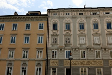 Hausfassaden in der Altstadt von Triest