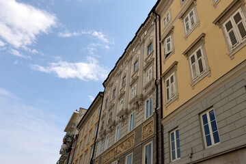 Hausfassaden in der Altstadt von Triest