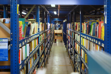 Naklejka premium logistic warehouse. packing line in a logistics warehouse. conveyor belt in a modern production line