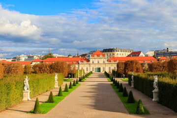Obraz premium View over the garden to the Lower Belvedere Palace in Vienna, Austria