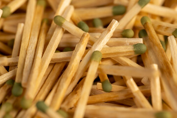 scattered matches without matchboxes on the table, a large number of wooden matches scattered in a large pile, side view