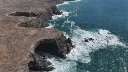 Obraz premium the ocean waves giving wonderful shapes to the cliffs