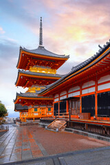 Fototapeta premium Scenic view of Kiyomizu-dera temple with beautiful foliage in autumn in Kyoto, Japan