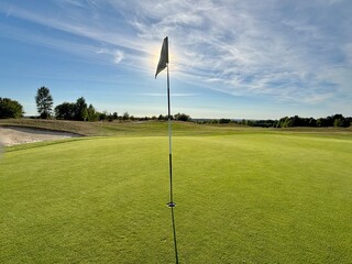 Obraz premium golf course and flag