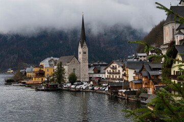 Obraz premium Winter Morning View of Hallstatt with Misty Mountains and Lake