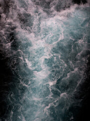 Corriente de agua con espuma