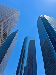 Architecture &eacute;l&eacute;gante de gratte-ciel en verre et acier