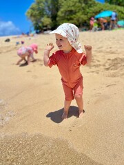 Enfant jouant sur le sable au bord de la mer