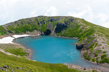 Fototapeta premium 雲に覆われる青い池