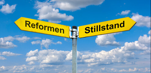 Zwei Wegweiser zeigen in unterschiedliche Richtungen und sind beschriftet mit Reformen vs....